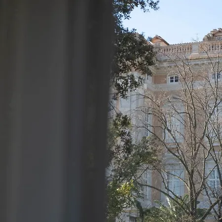 فندق مبيت وإفطار Royal Gardens 4*