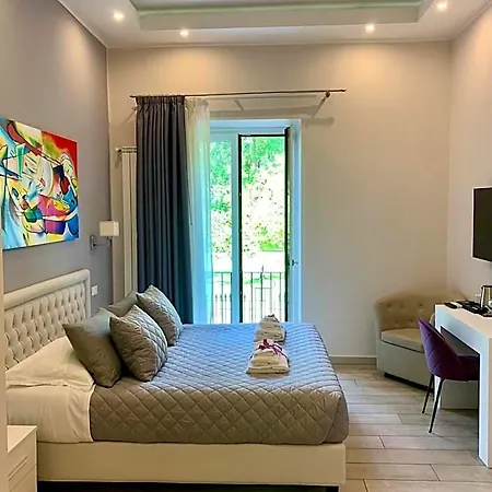 לינה וארוחת בוקר Royal Gardens קאסרטה